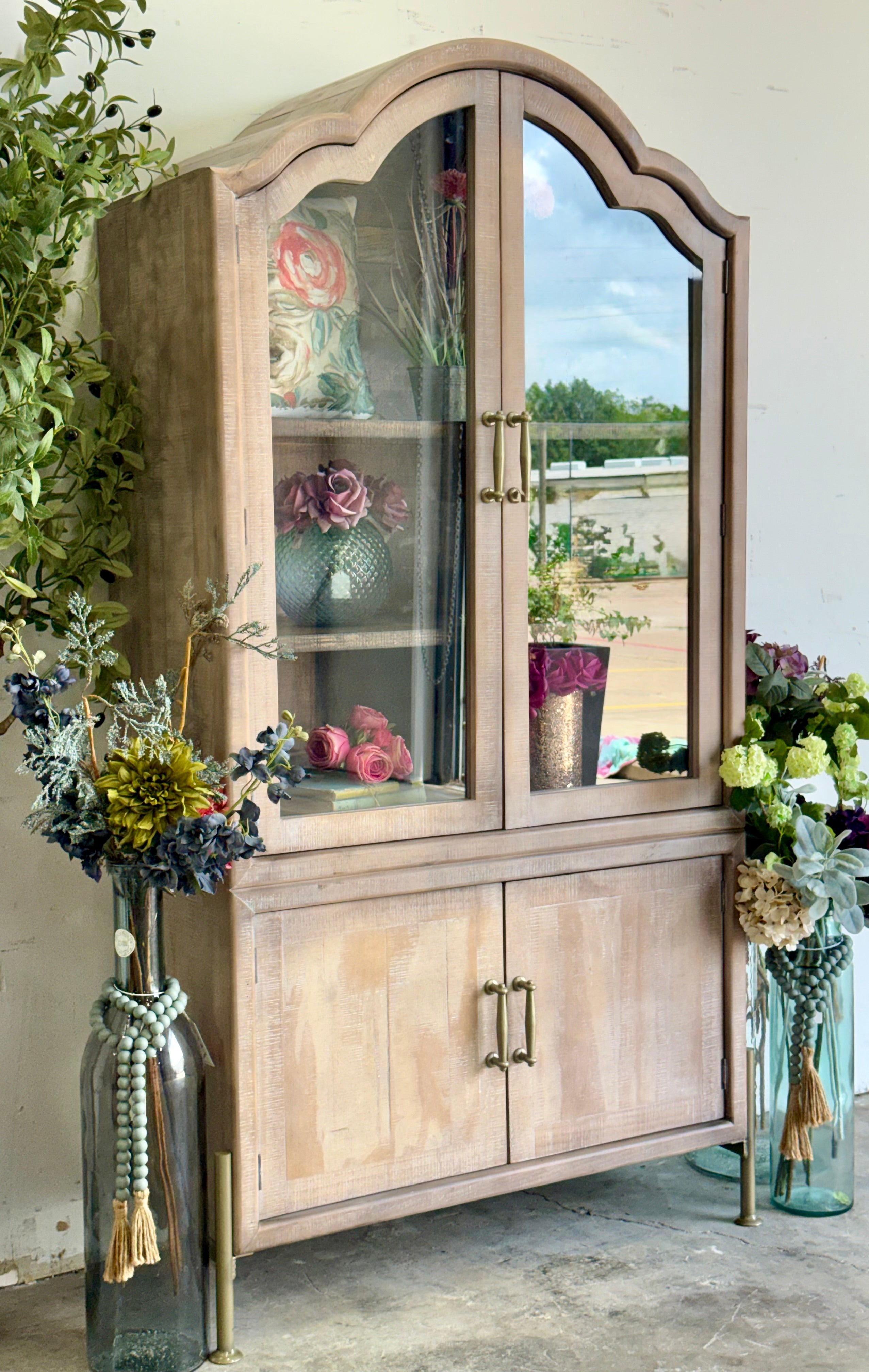 Paisley Curved Vitrine-Soft Drift/Honeywood™