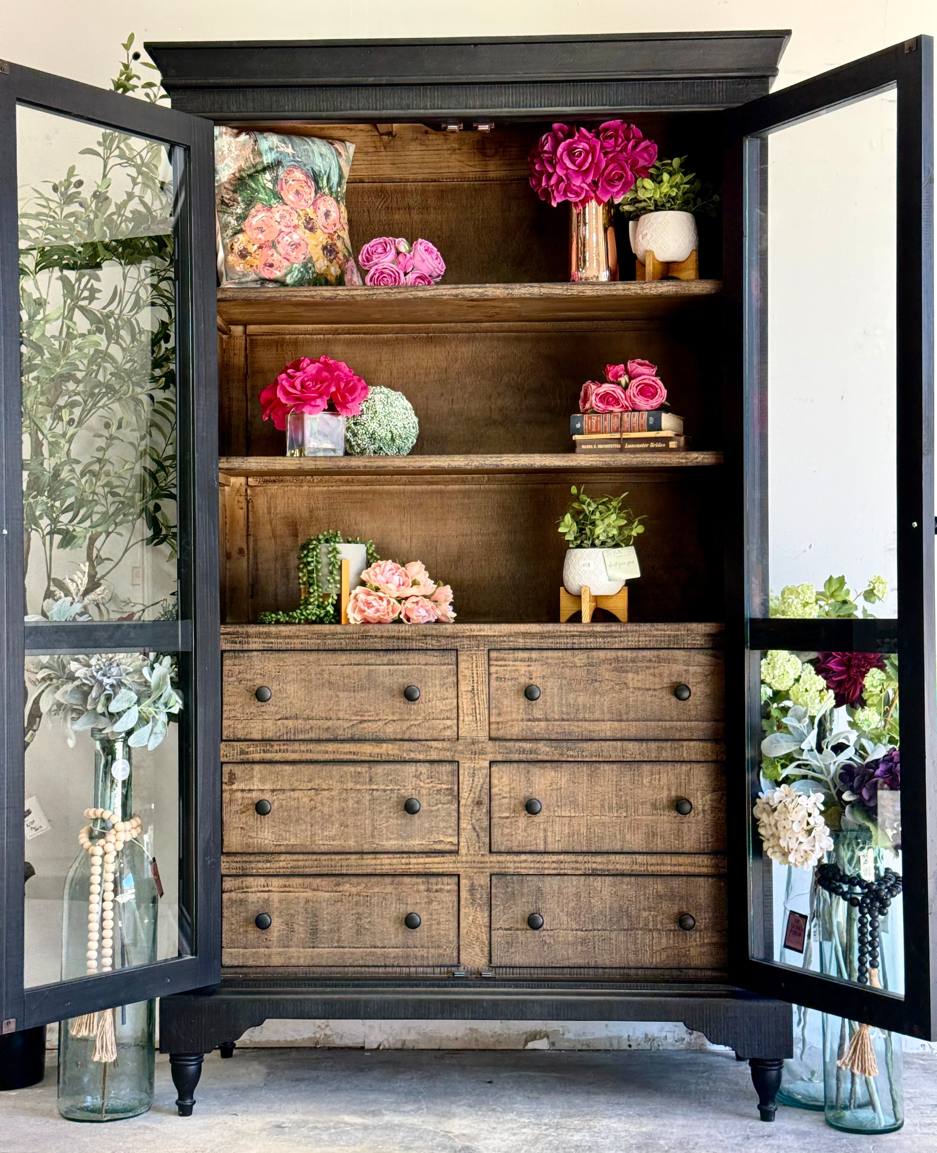 Camryn Vitrine-Black/Honeywood™