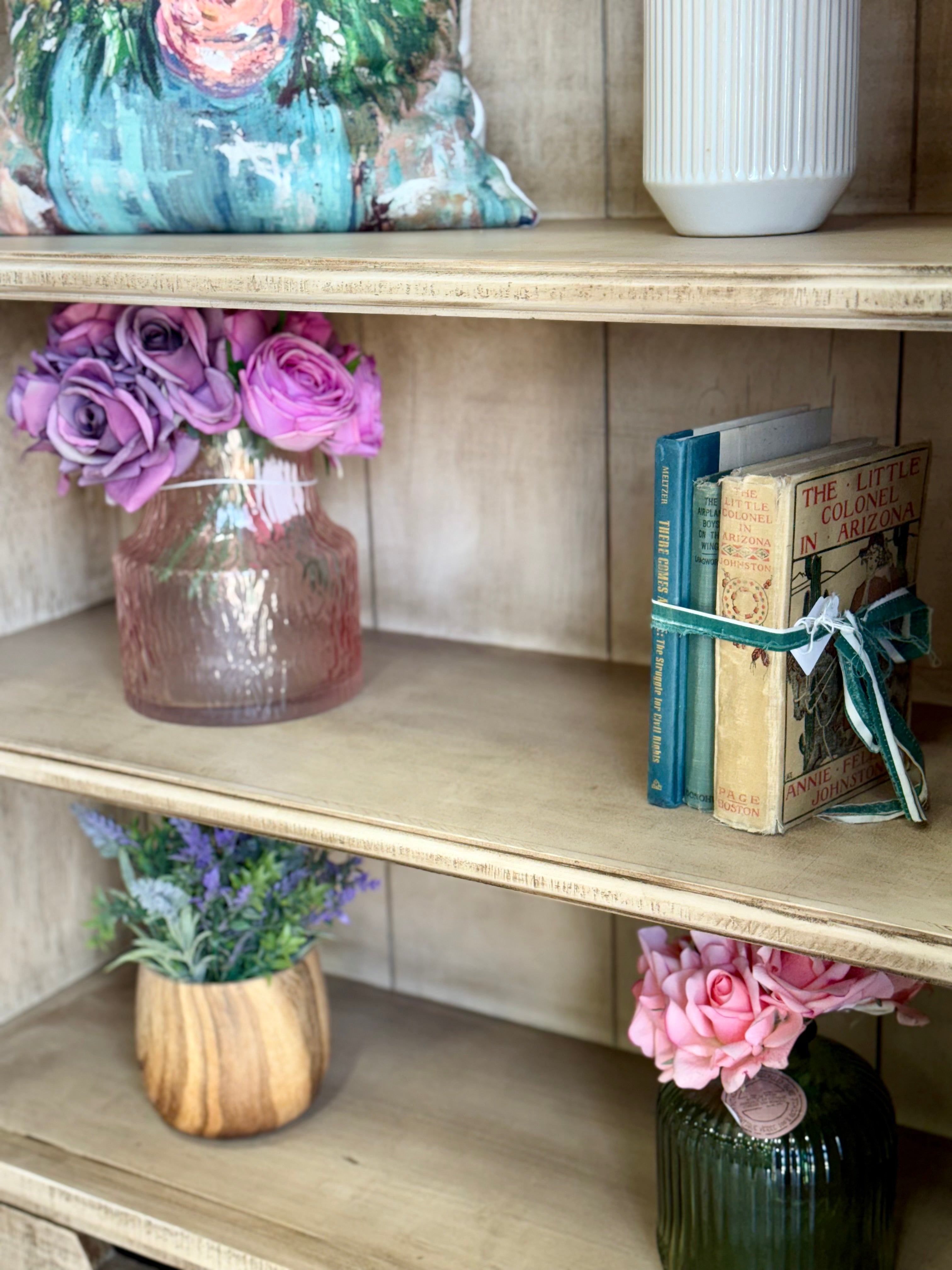 Avery Domed Vitrine-Cinderwood™/Dove