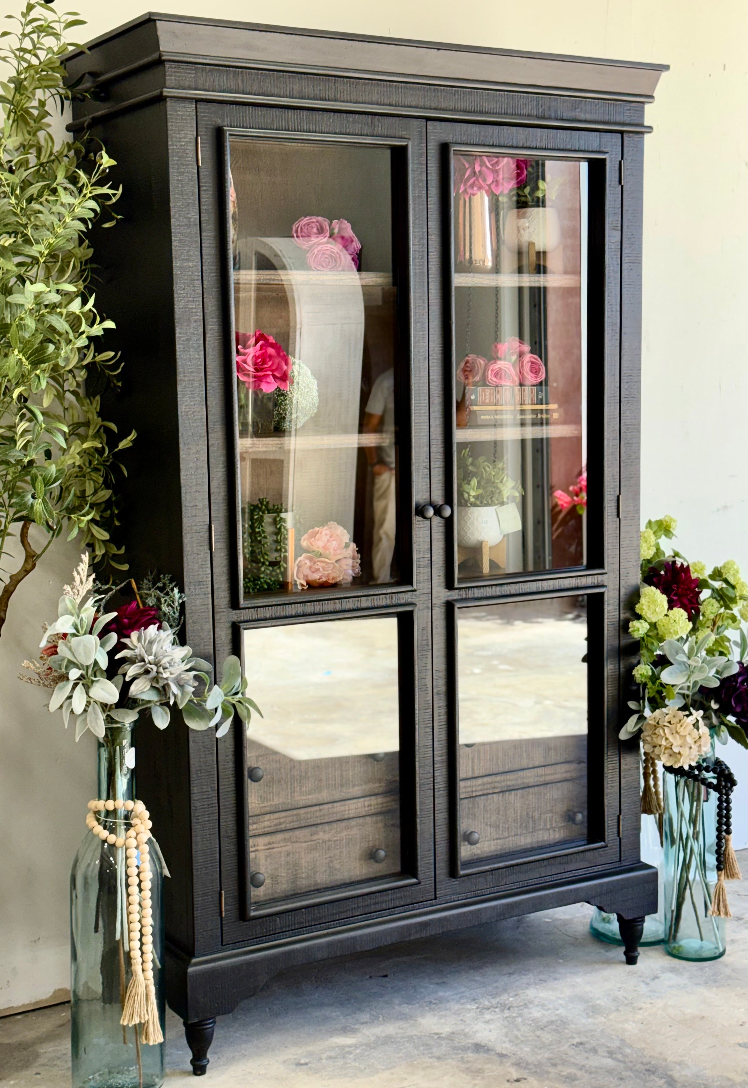 Camryn Vitrine-Black/Honeywood™