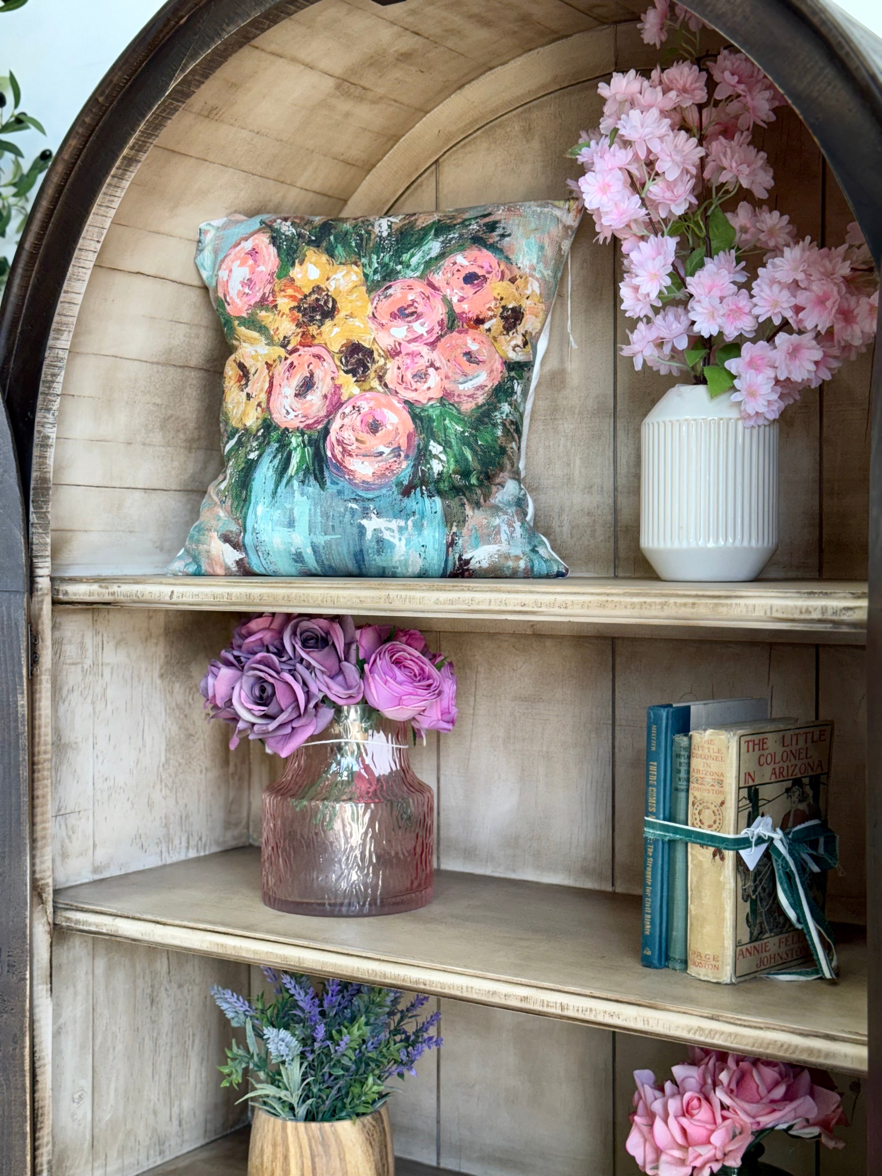 Avery Domed Vitrine-Cinderwood™/Dove