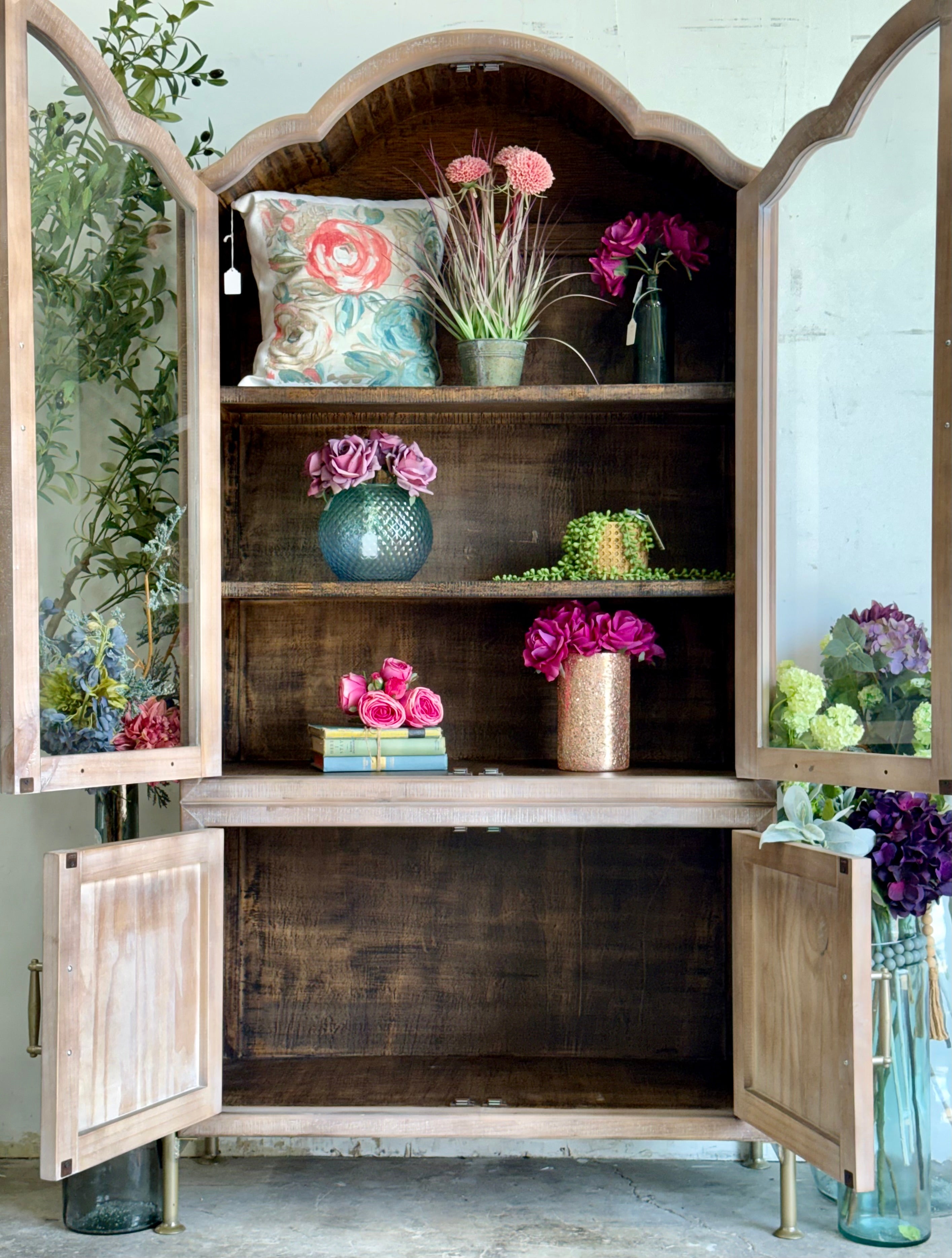 Paisley Curved Vitrine-Soft Drift/Honeywood™