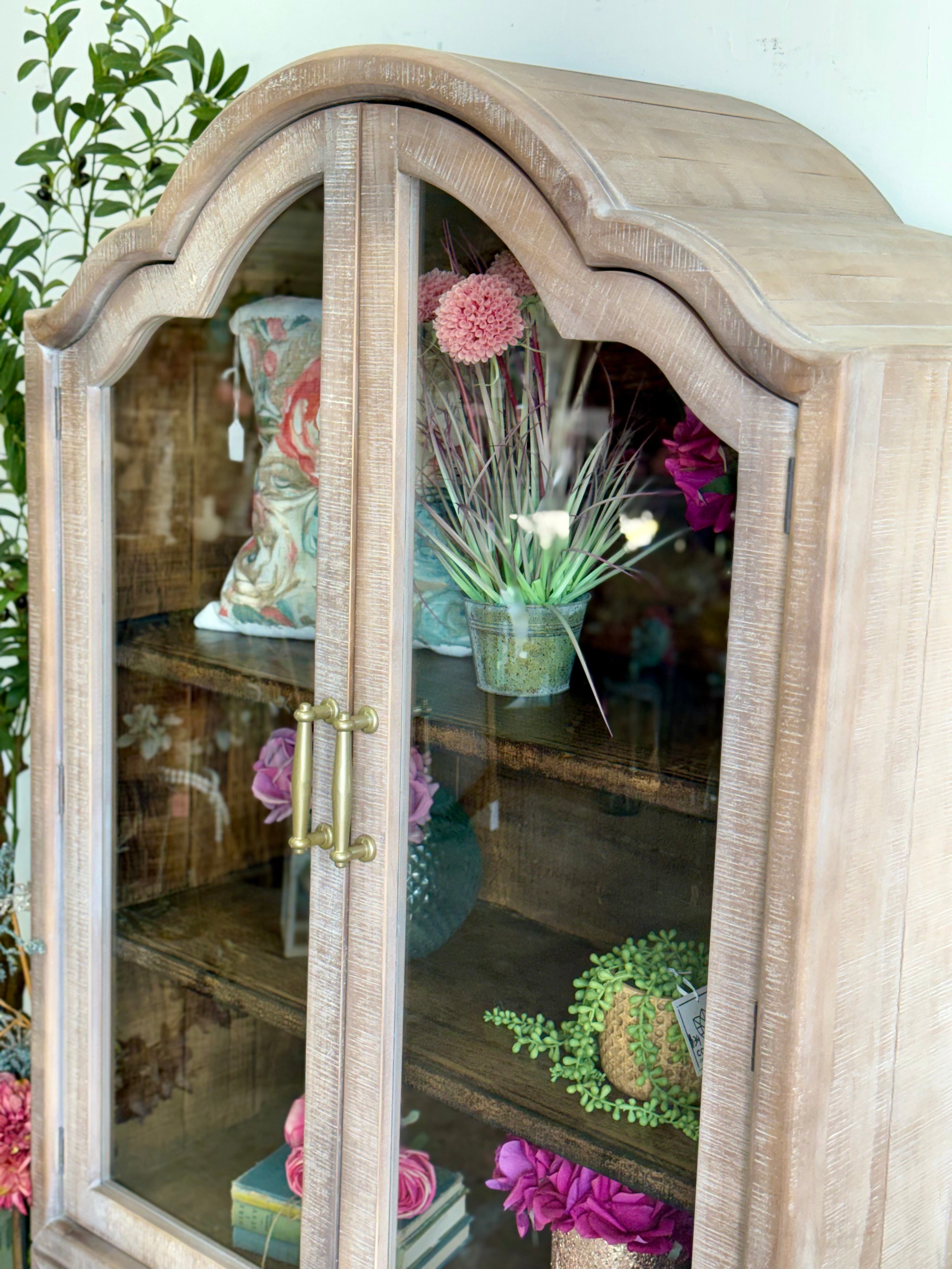 Paisley Curved Vitrine-Soft Drift/Honeywood™