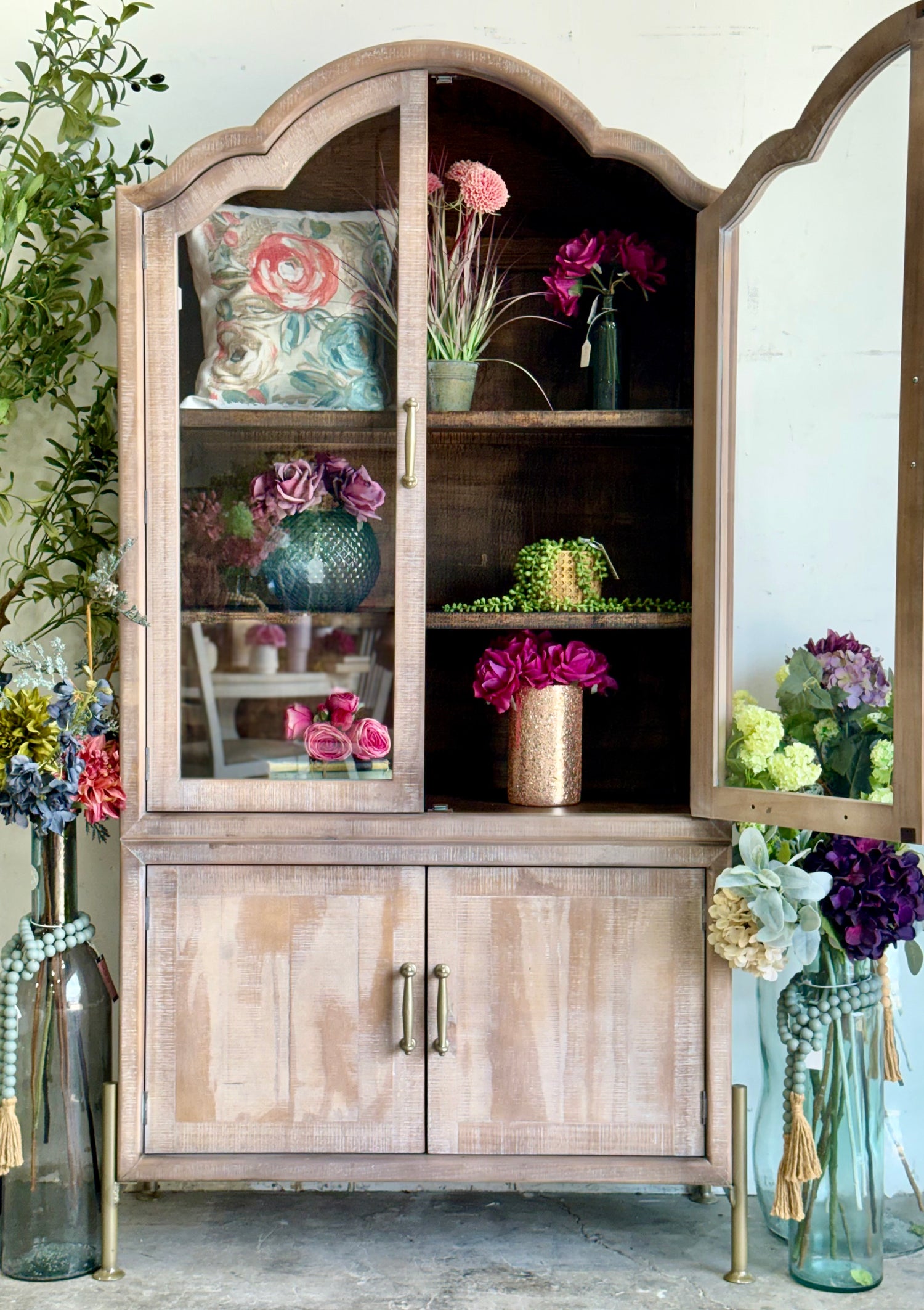Paisley Curved Vitrine-Soft Drift/Honeywood™