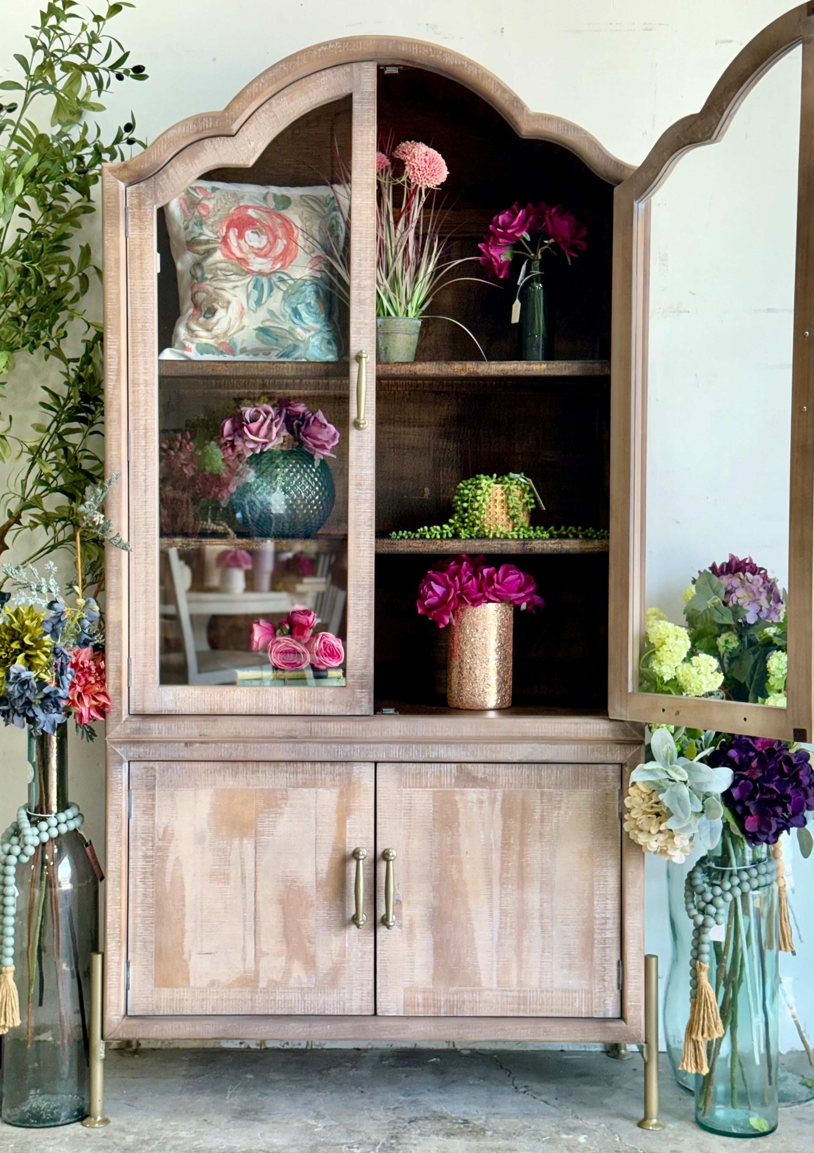 Paisley Curved Vitrine-Soft Drift/Honeywood™