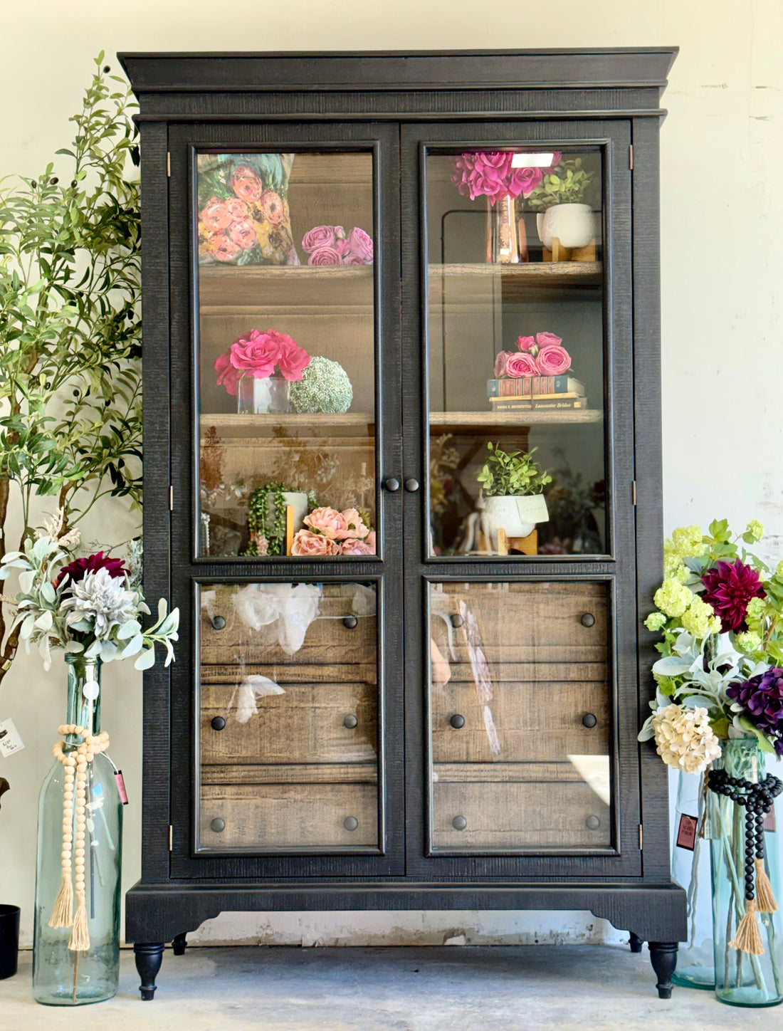 Camryn Vitrine-Black/Honeywood™