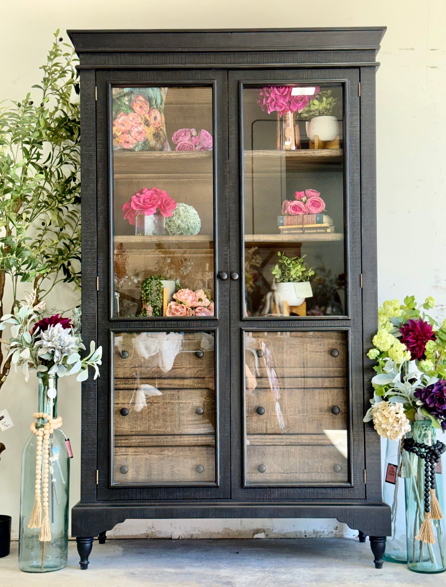 Camryn Vitrine-Black/Honeywood™