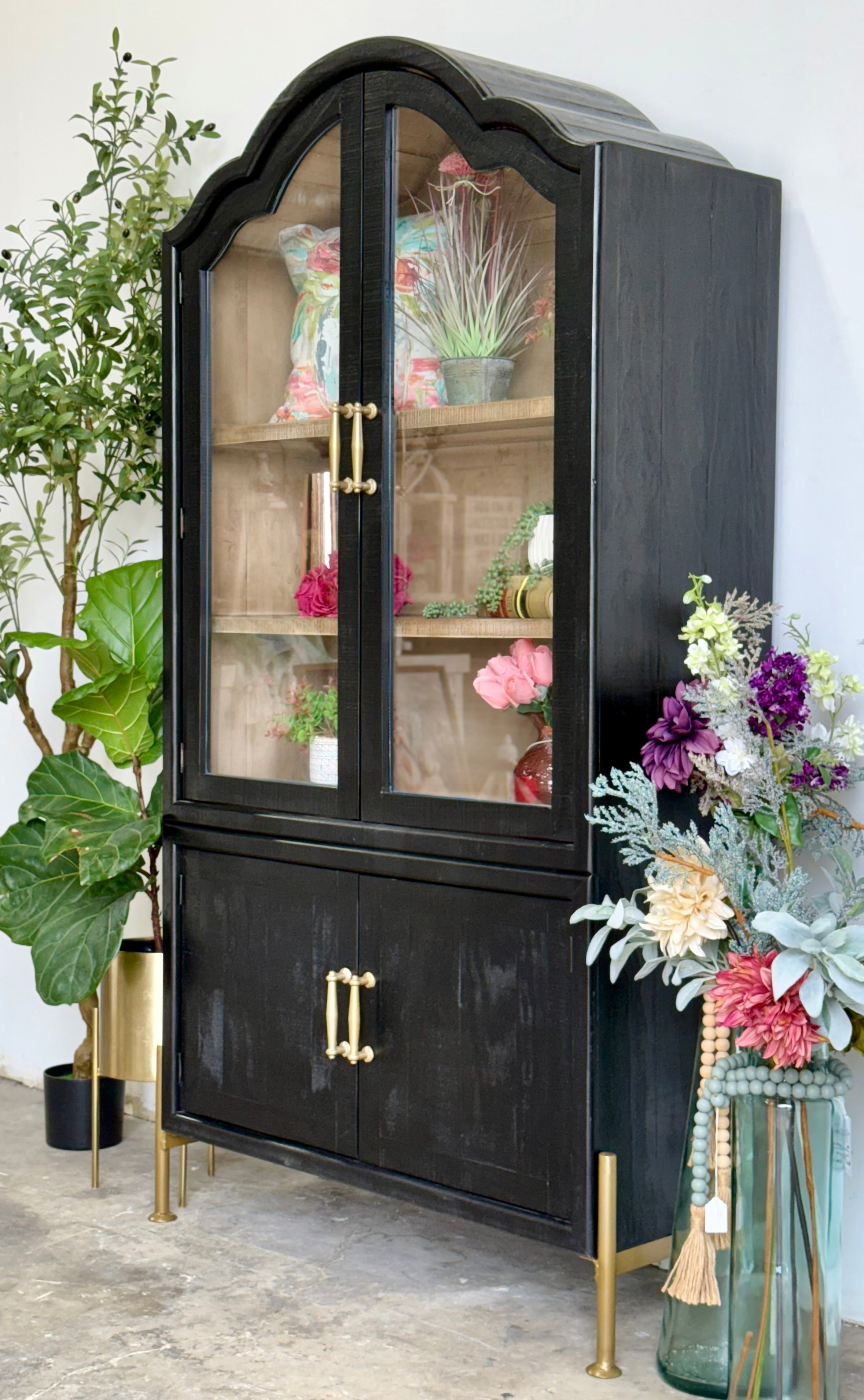 Paisley Curved Vitrine-Black/Cappucino Interior