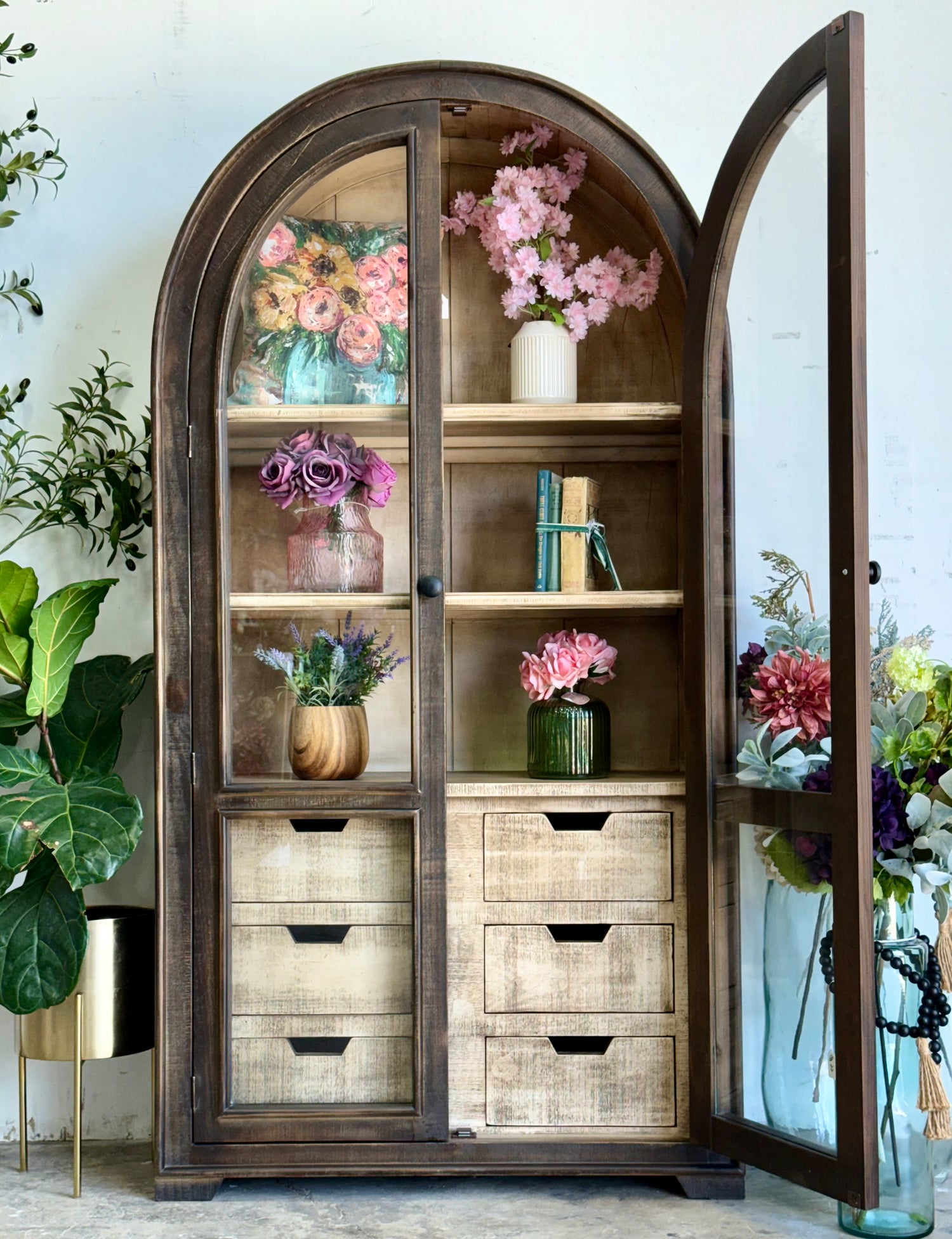 Avery Domed Vitrine-Cinderwood™/Dove