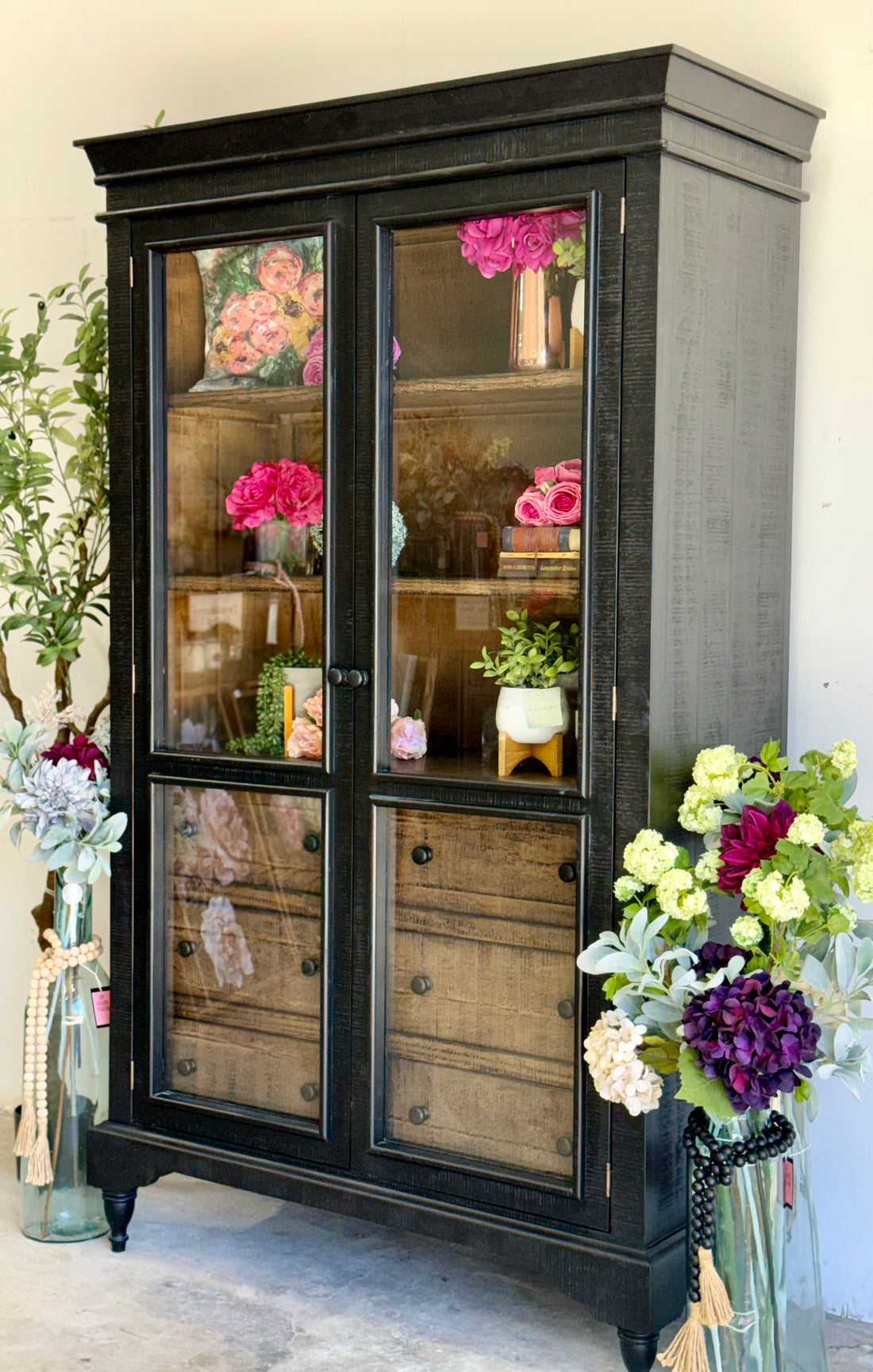 Camryn Vitrine-Black/Honeywood™