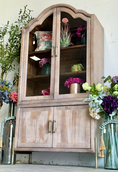 Paisley Curved Vitrine-Soft Drift/Honeywood™