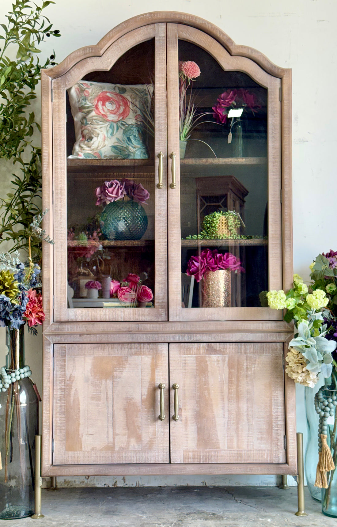 Paisley Curved Vitrine-Soft Drift/Honeywood™