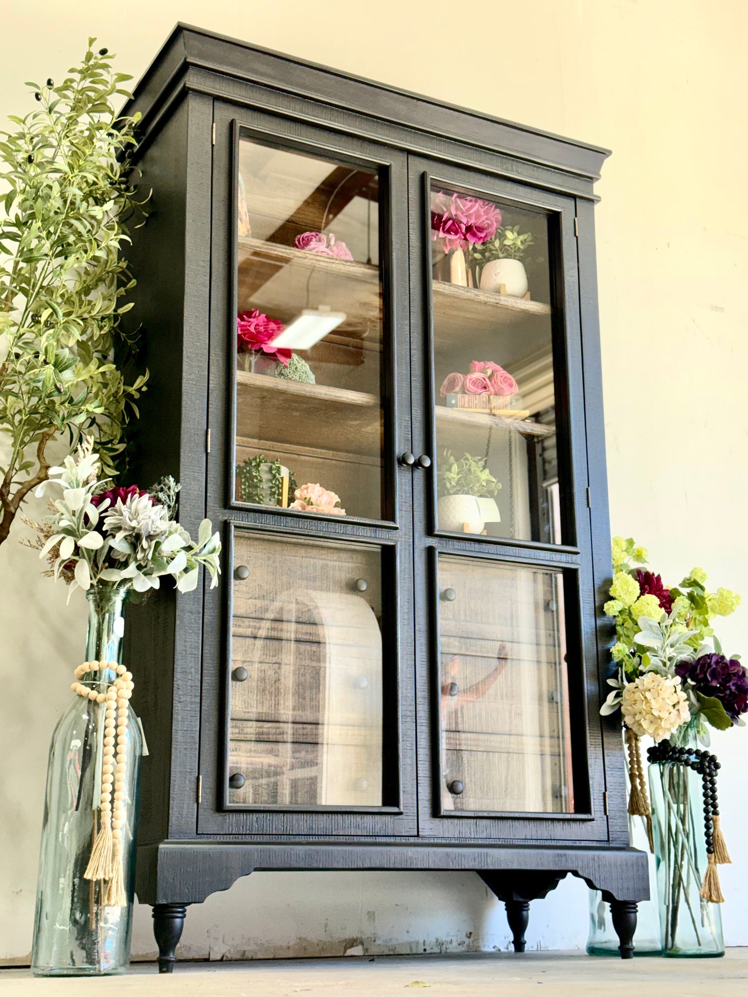 Camryn Vitrine-Black/Honeywood™