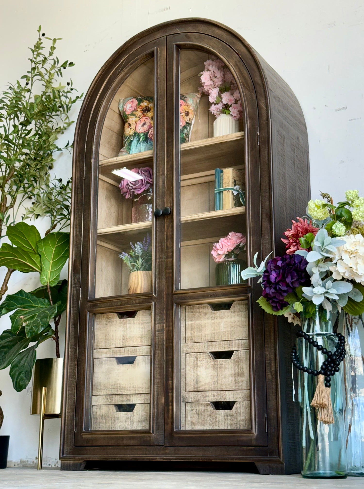 Avery Domed Vitrine-Cinderwood™/Dove
