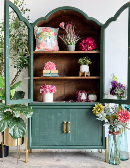 Paisley Curved Vitrine-Briarwood/Sparrow