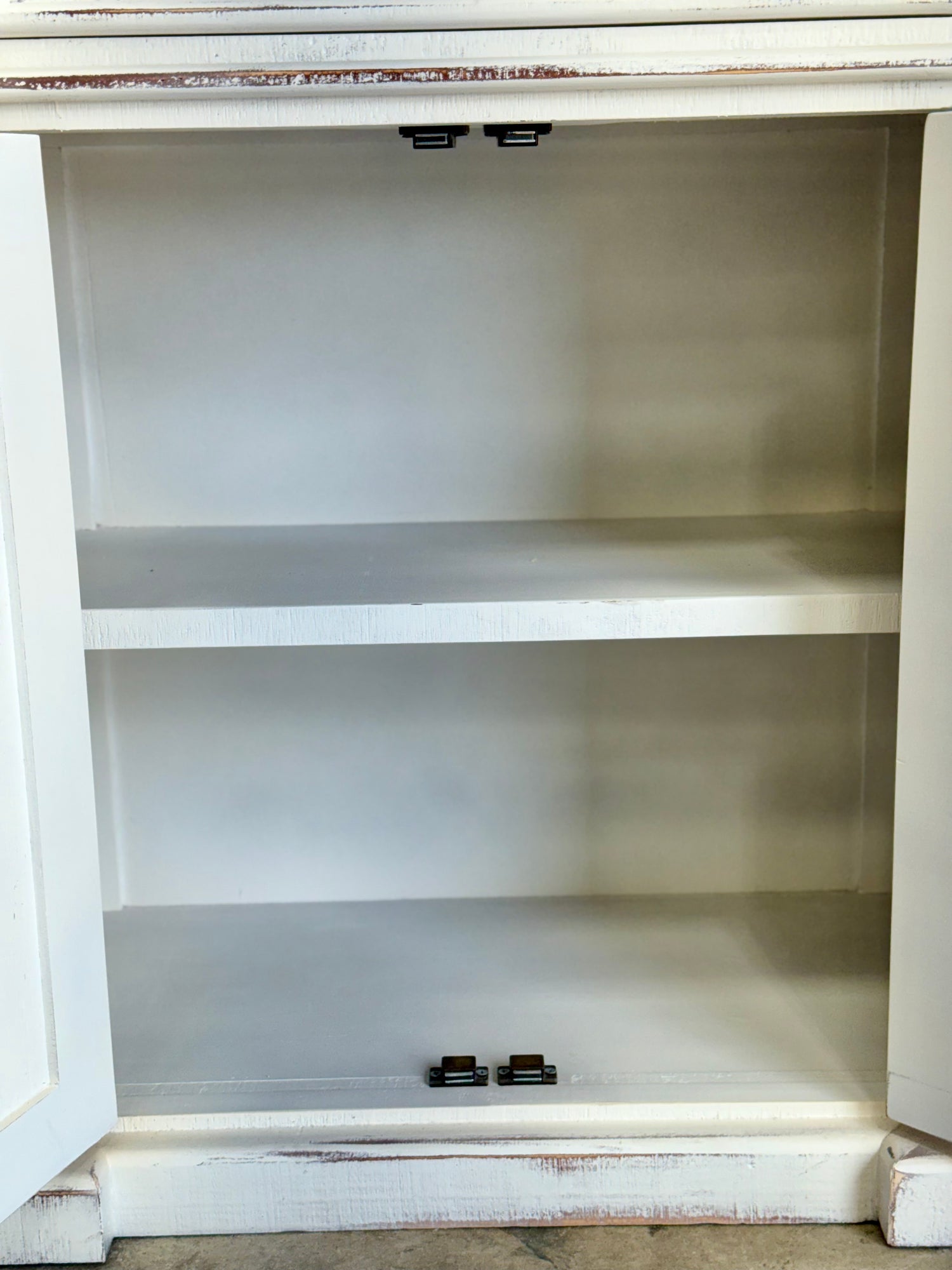 Lindsey 4-Door Console-Frosted Linen