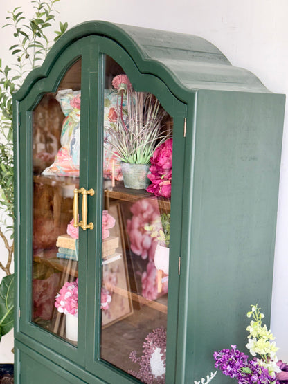Paisley Curved Vitrine-Briarwood/Sparrow
