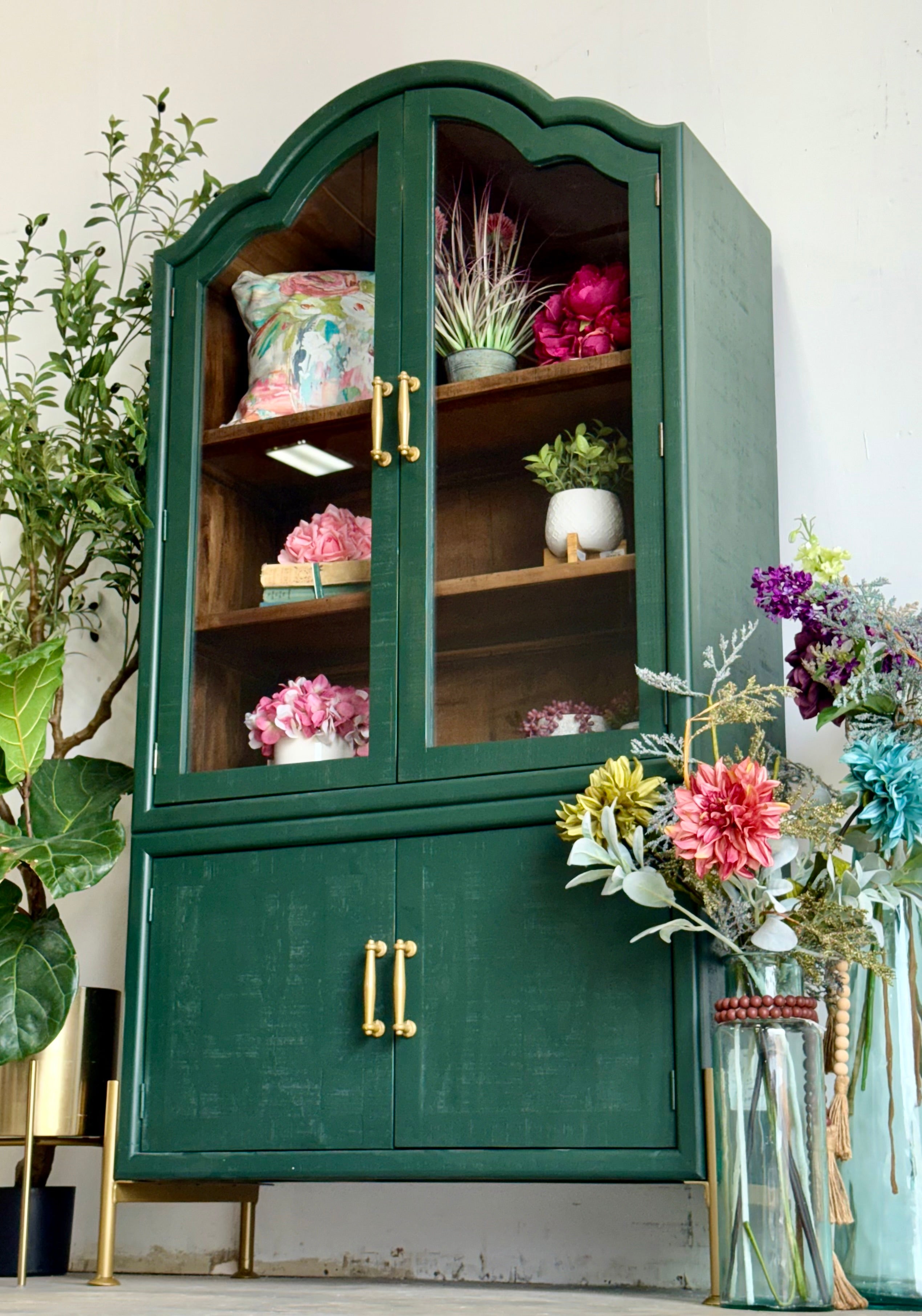 Paisley Curved Vitrine-Briarwood/Sparrow