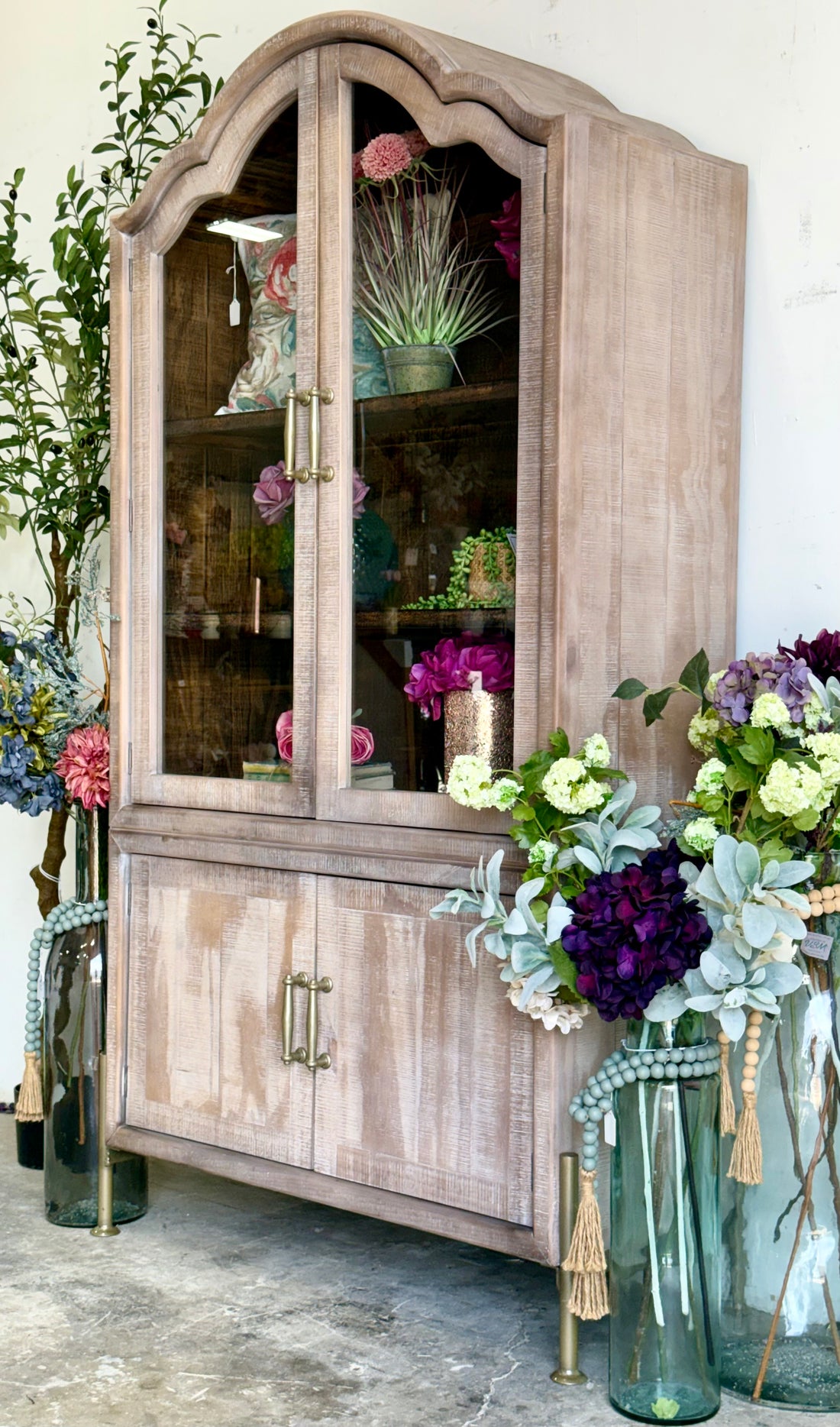 Paisley Curved Vitrine-Soft Drift/Honeywood™
