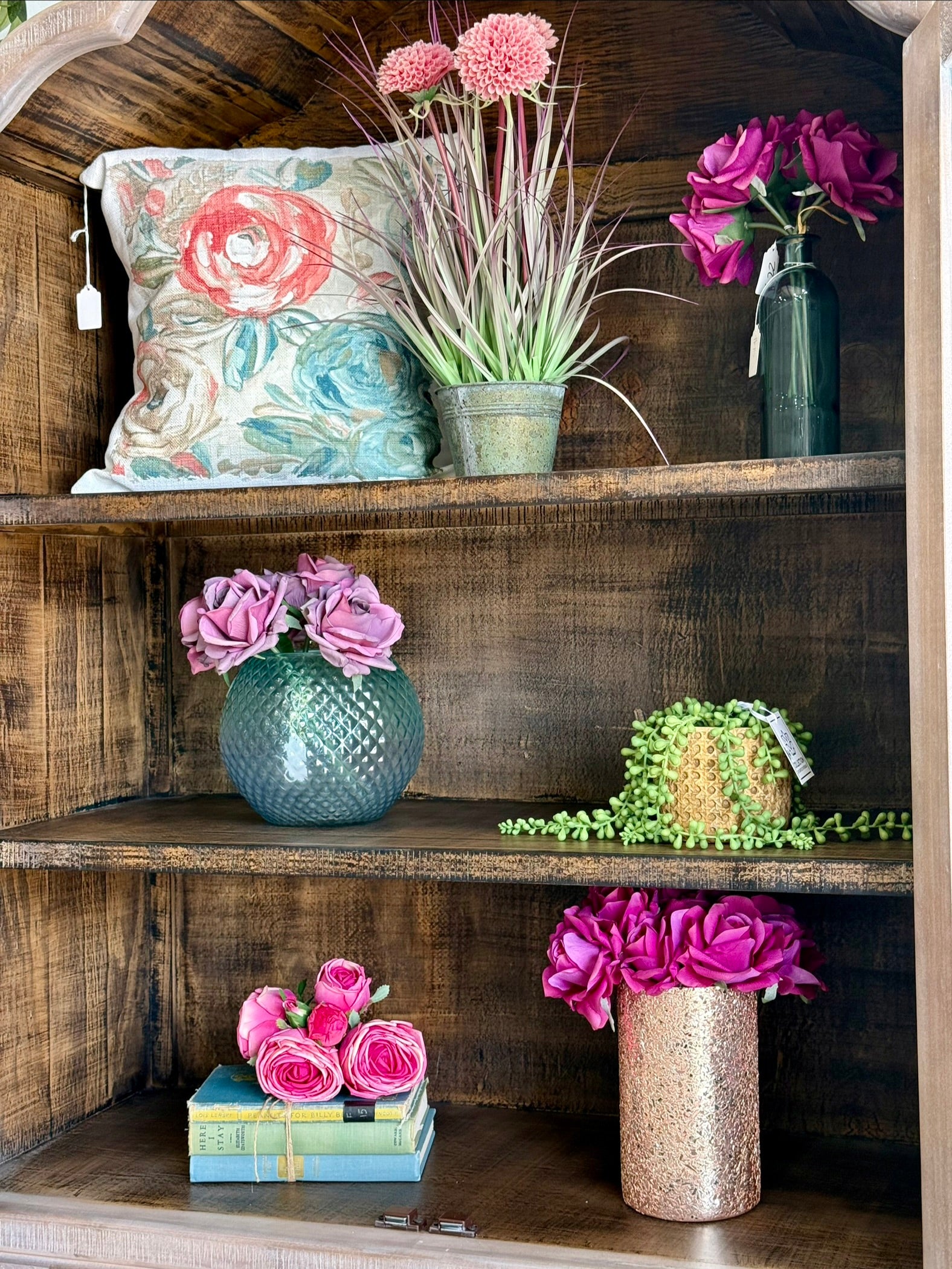 Paisley Curved Vitrine-Soft Drift/Honeywood™