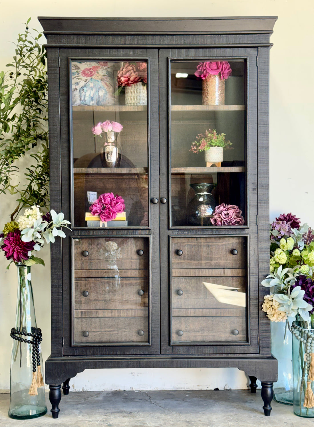 Camryn Vitrine-Black/Honeywood™