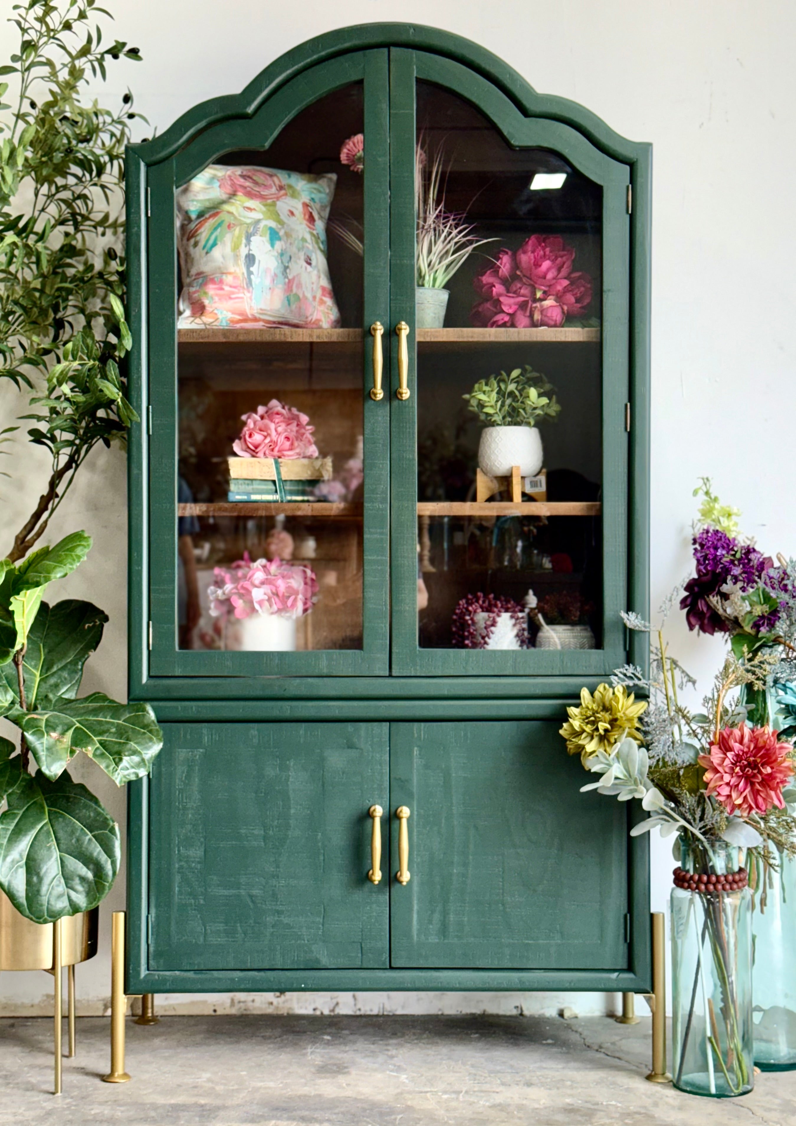 Paisley Curved Vitrine-Briarwood/Sparrow