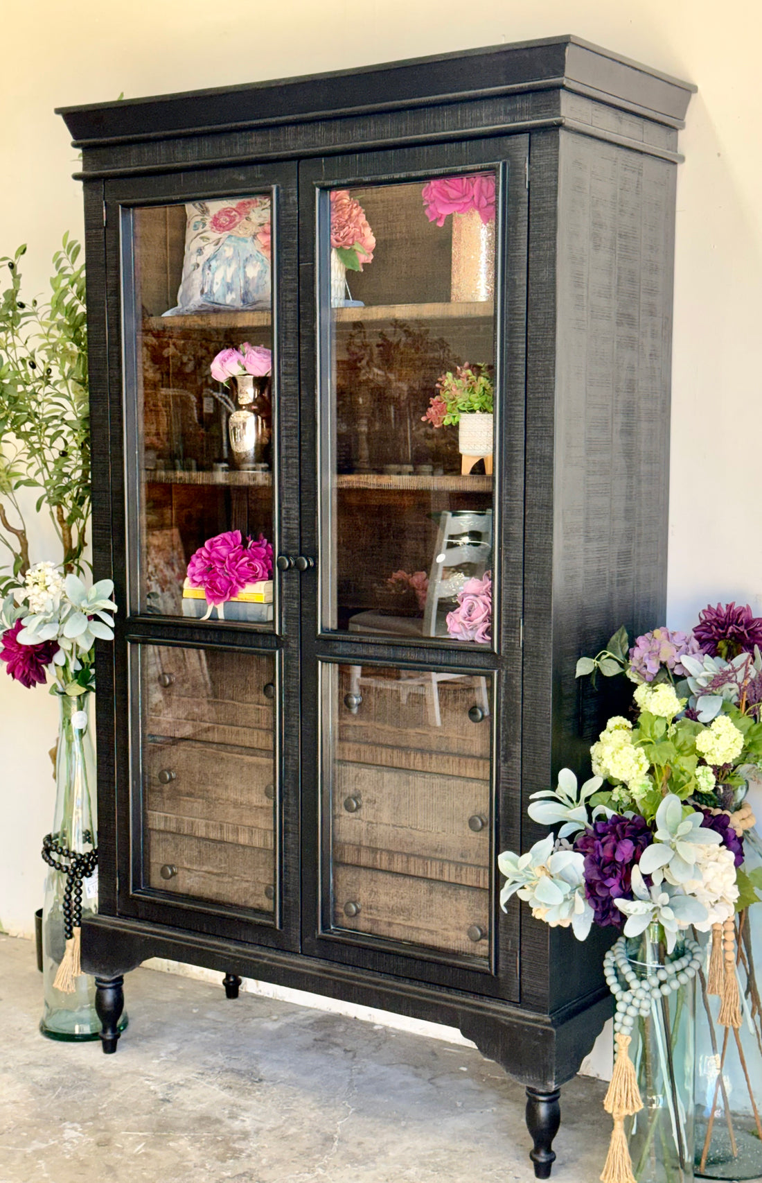 Camryn Vitrine-Black/Honeywood™