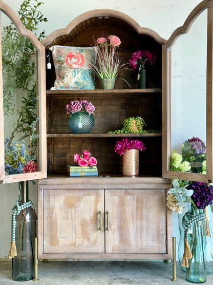 Paisley Curved Vitrine-Soft Drift/Honeywood™
