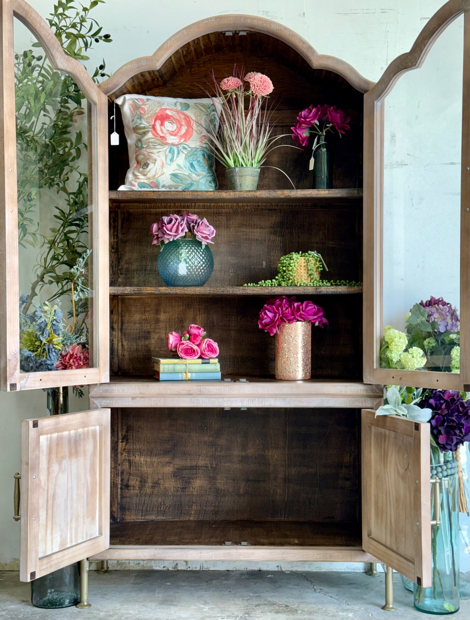 Paisley Curved Vitrine-Soft Drift/Honeywood™