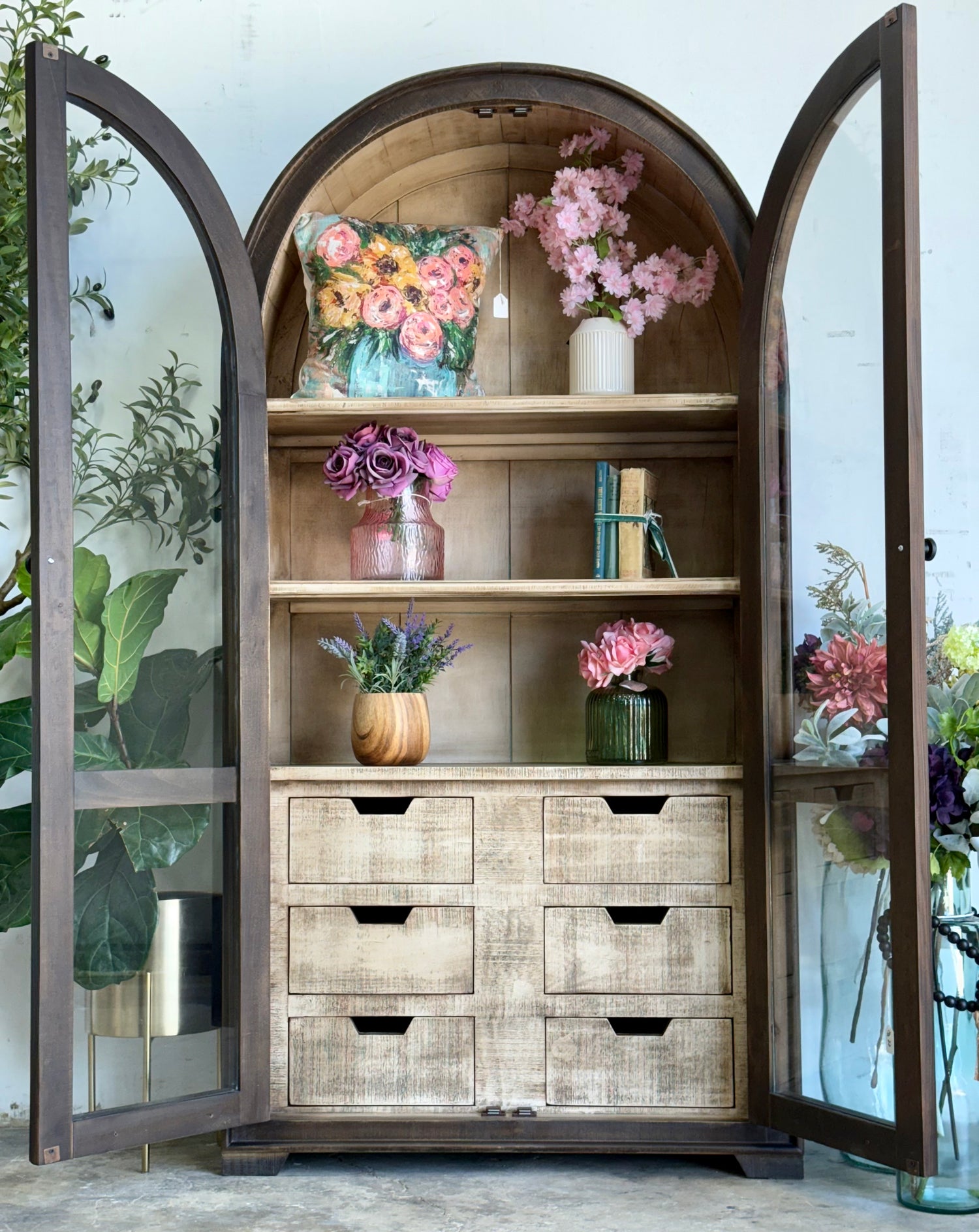 Avery Domed Vitrine-Cinderwood™/Dove