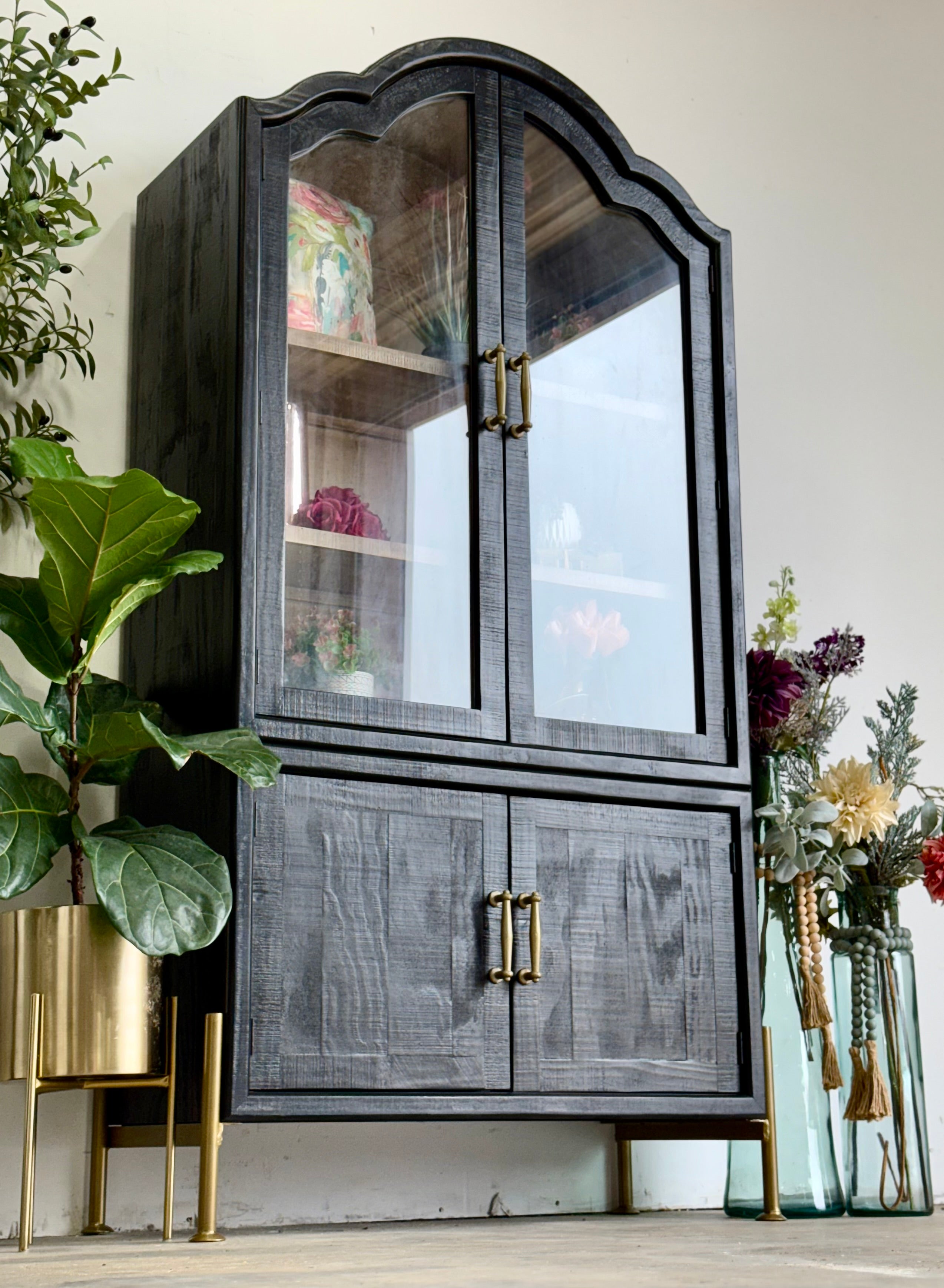 Paisley Curved Vitrine-Black/Cappucino Interior