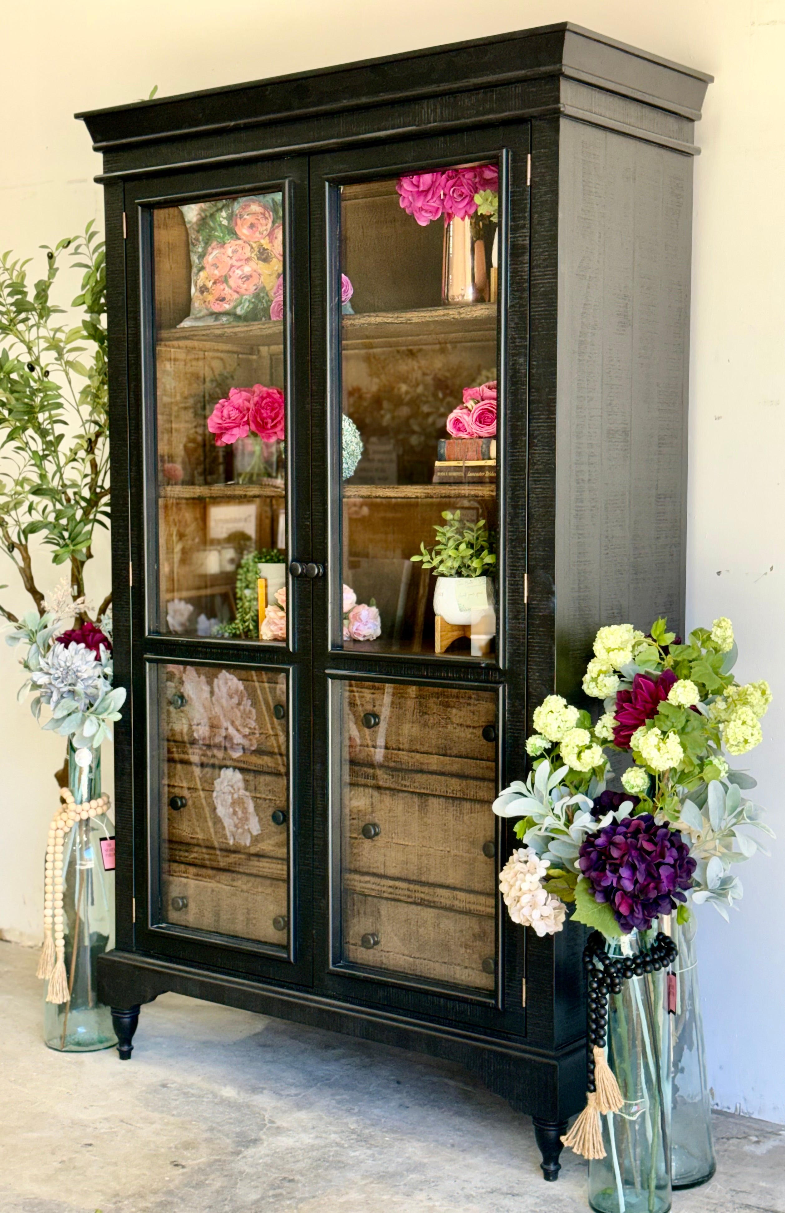 Camryn Vitrine-Black/Honeywood™