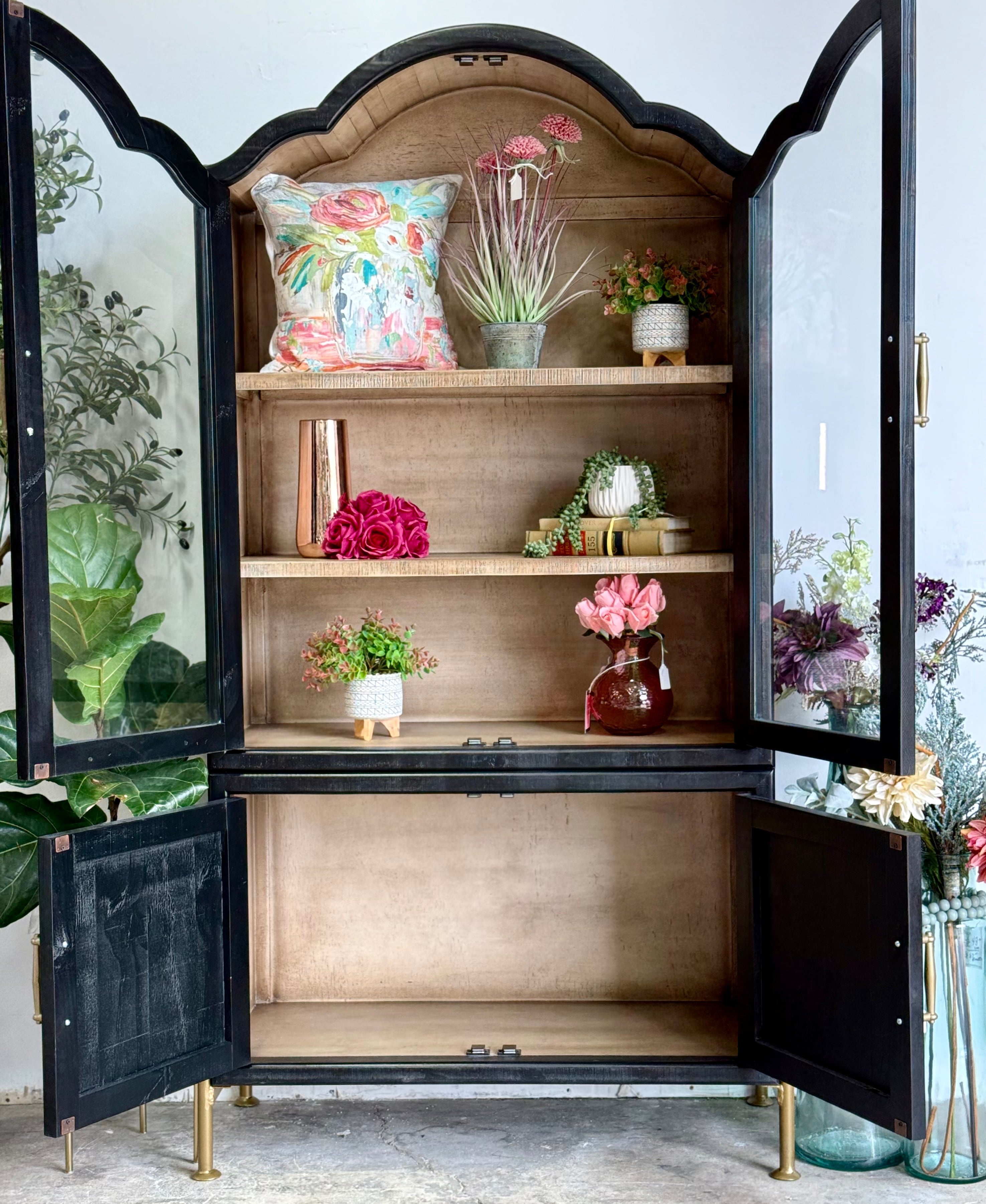 Paisley Curved Vitrine-Black/Cappucino Interior