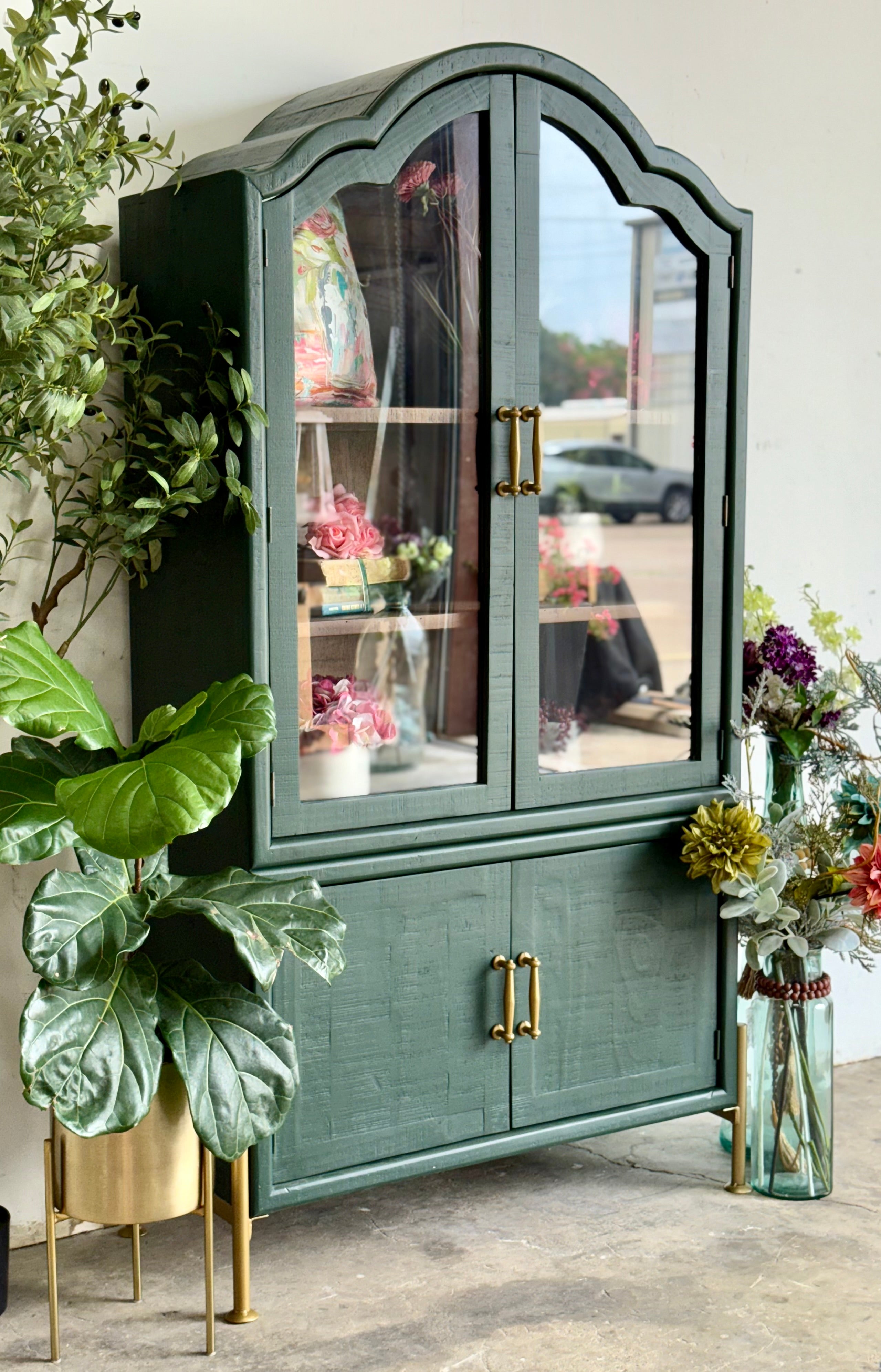 Paisley Curved Vitrine-Briarwood/Sparrow