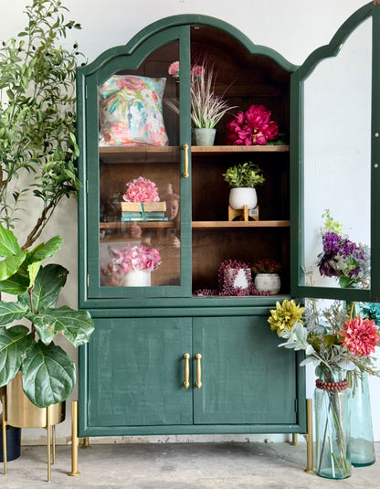 Paisley Curved Vitrine-Briarwood/Sparrow