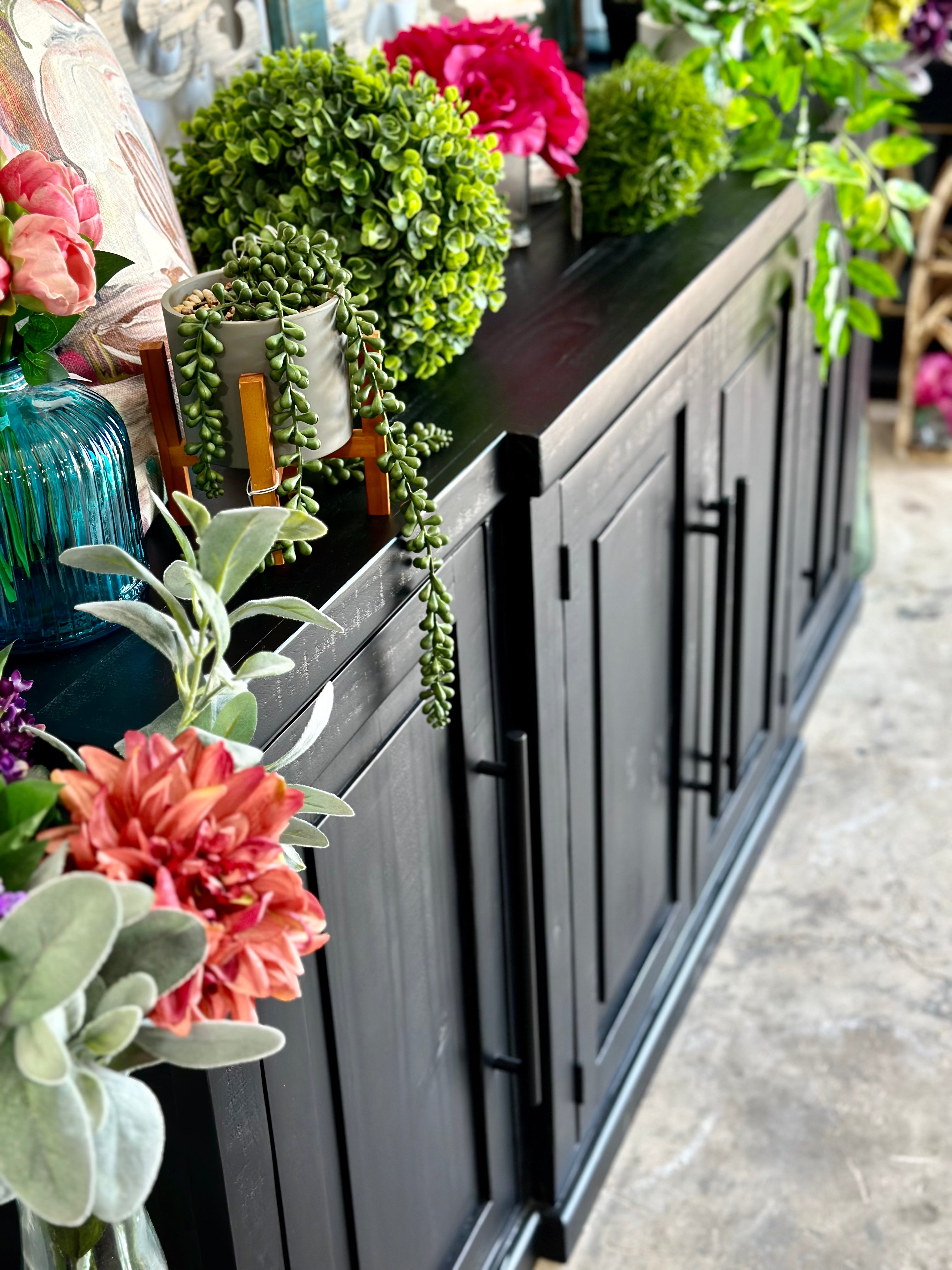 Cyra 4-Door Console-Black