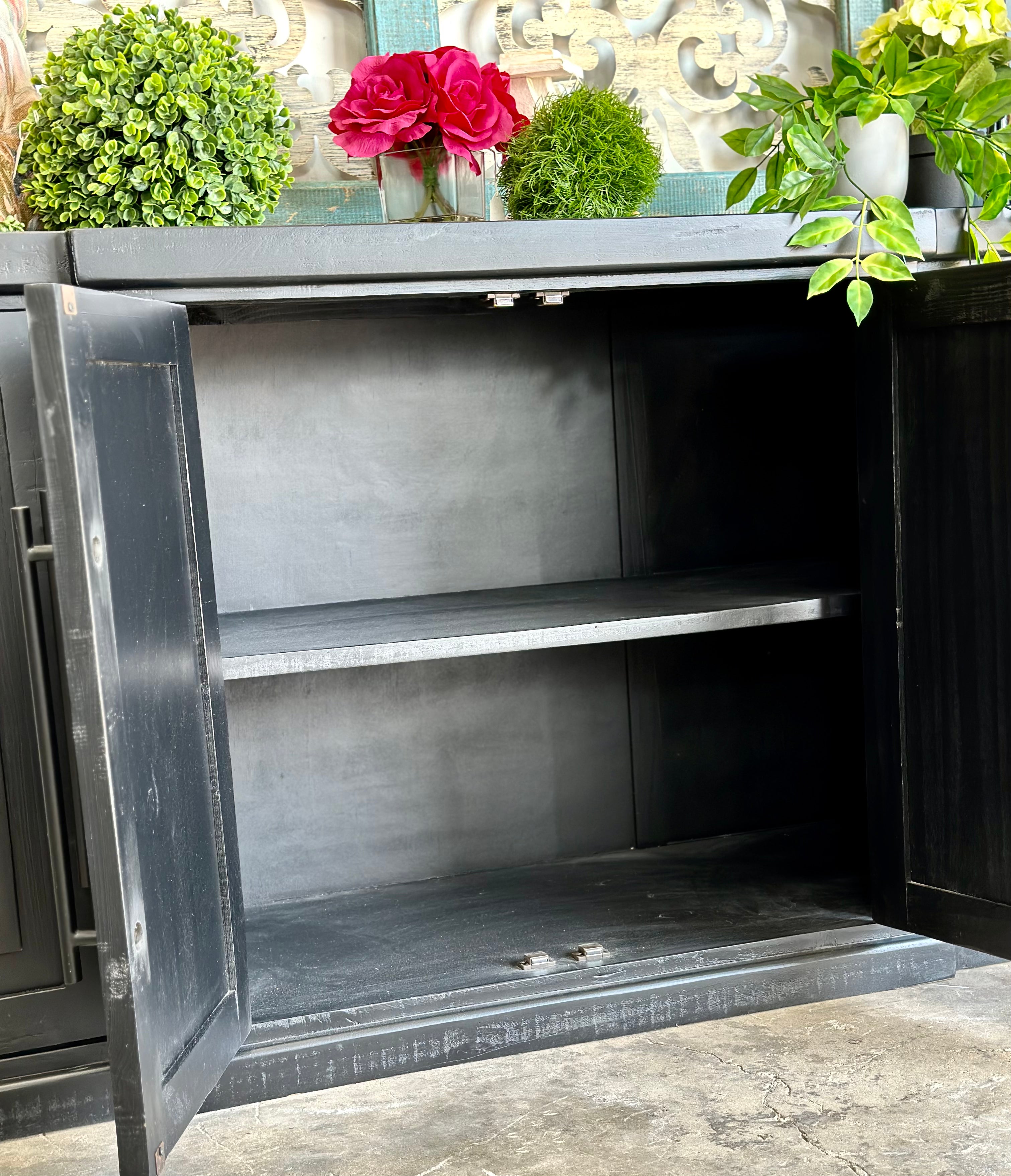 Cyra 4-Door Console-Black