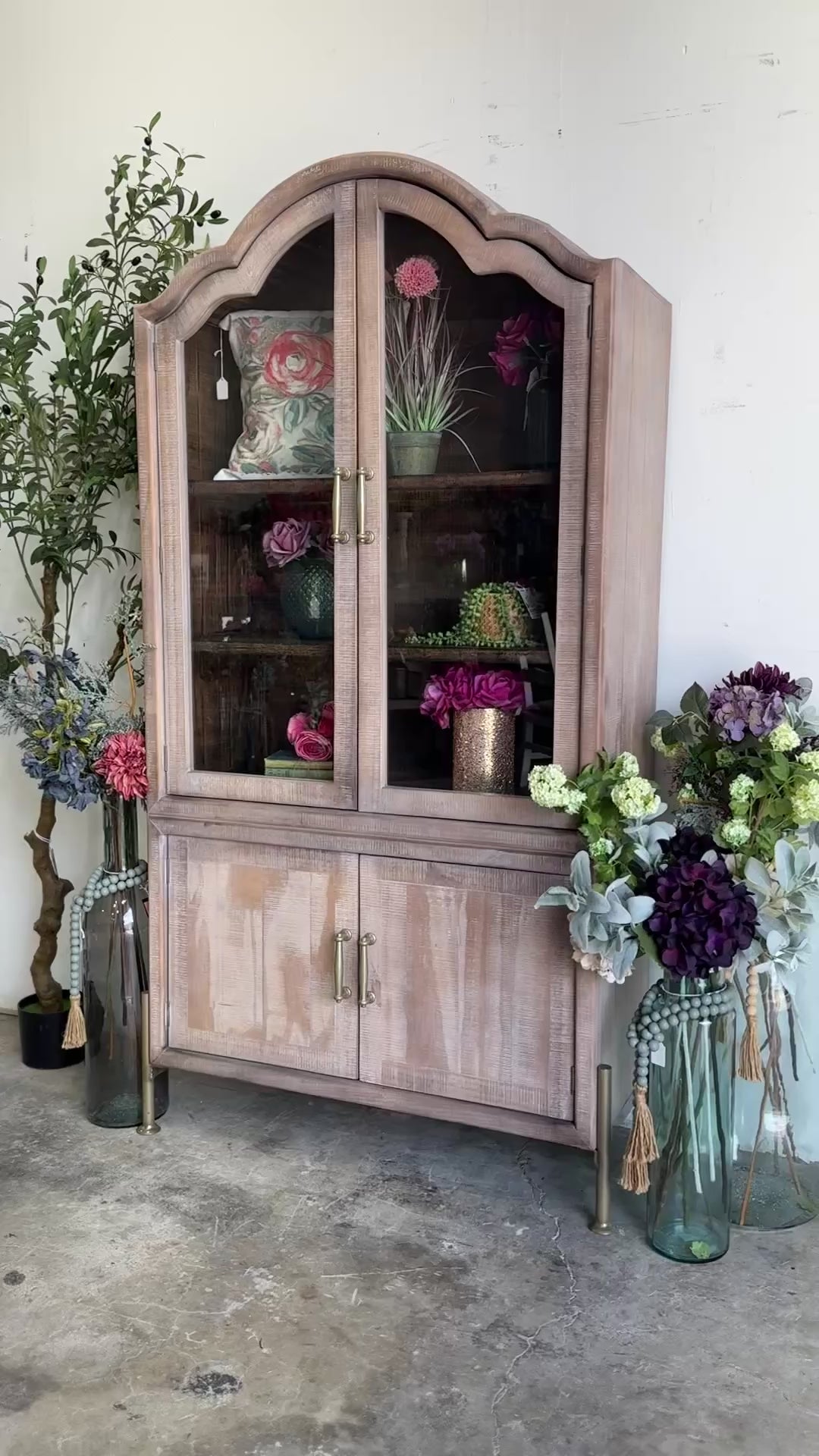 Paisley Curved Vitrine-Soft Drift/Honeywood™