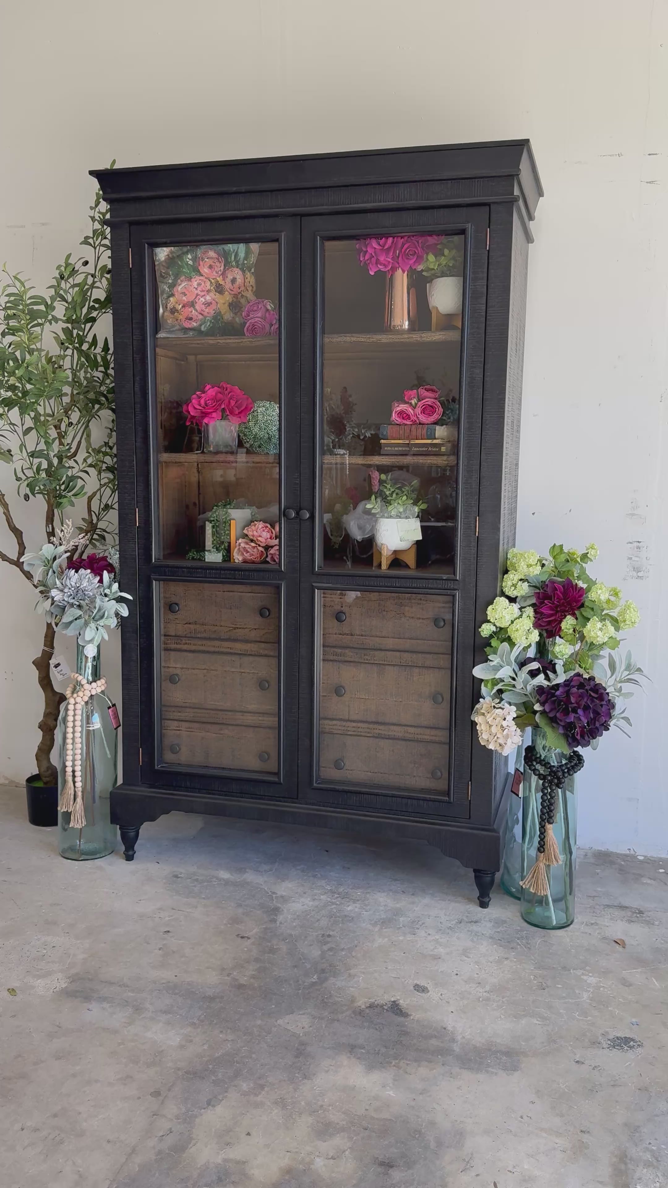 Camryn Vitrine-Black/Honeywood™