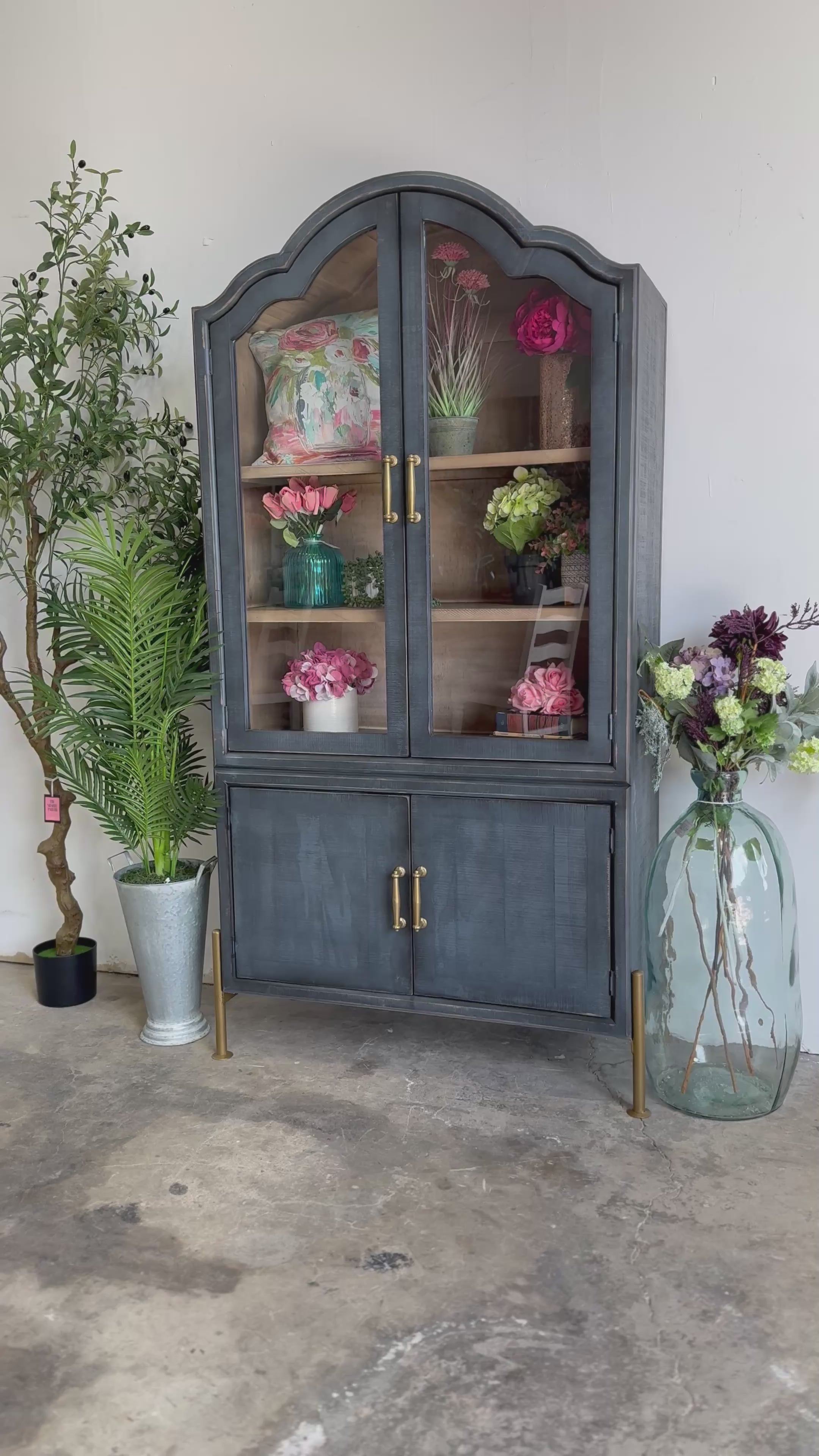 Paisley Curved Vitrine-Blue Haze™/Cappuccino